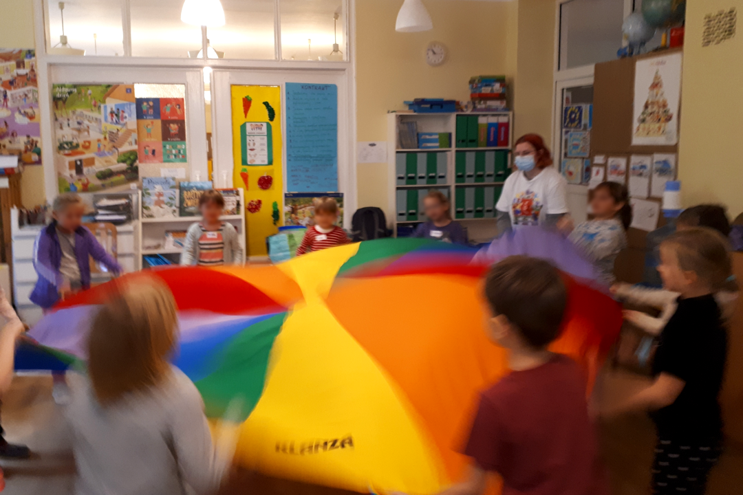 zdjecie przedstawiające lekcję biblioteczną prowadzoną przez bibliotekarzy i wolontariusza w przedszkolu 131 w ramach partnerstwa przedszkola i biblioteki
