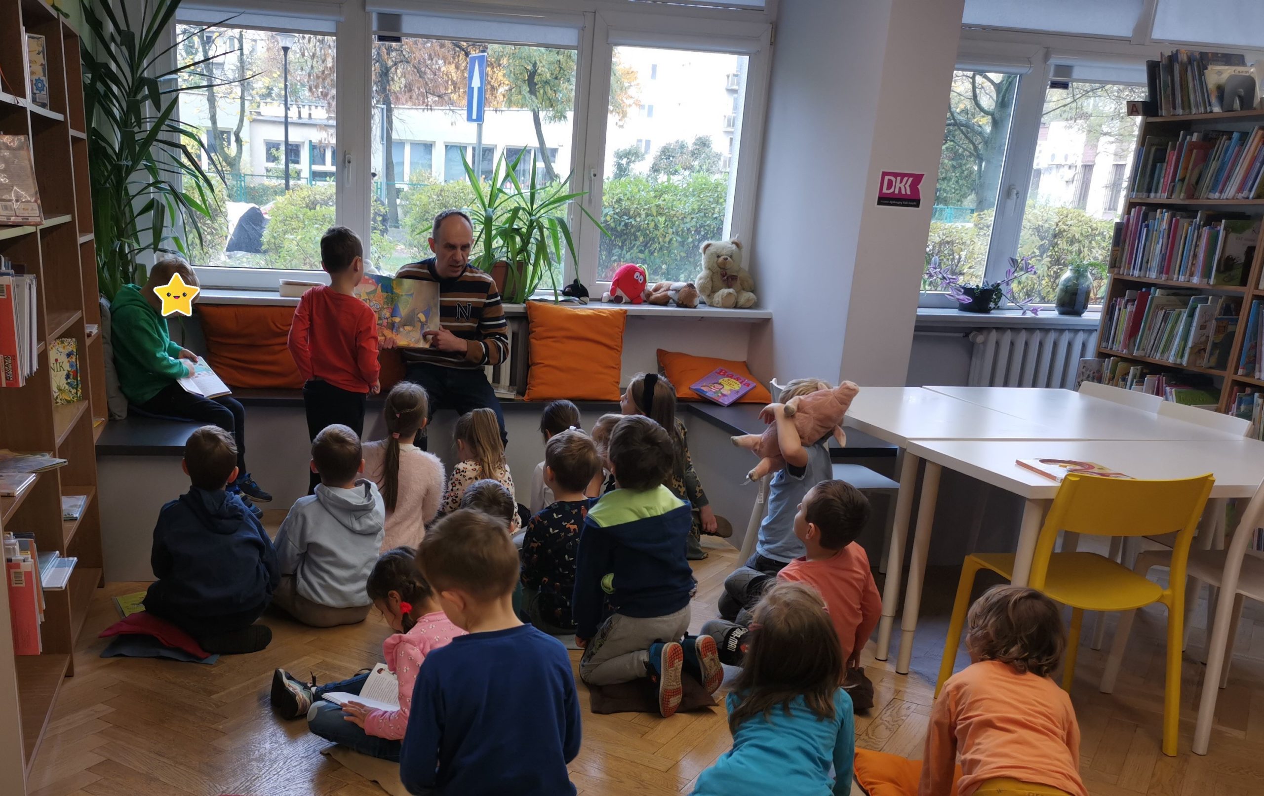 grafika przedstawiająca grupę przedszkolaków biorących udział w lekcji bibliotecznej 