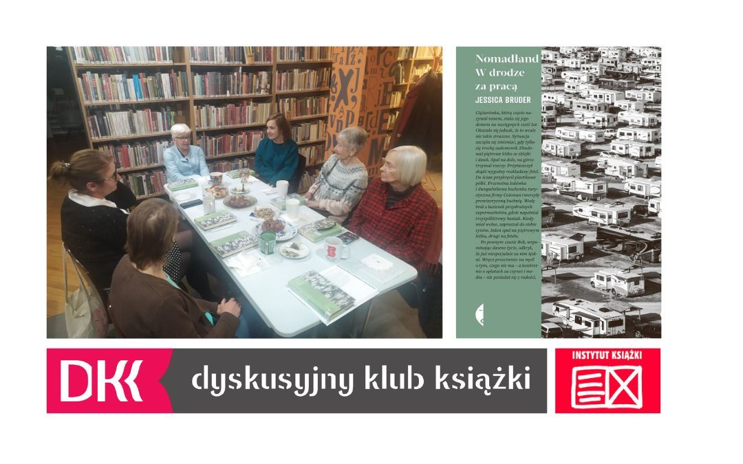 Zdjęcie uczestników spotkania DKK, okładki książki "Nomadland. W drodze za pracą" autorstwa Jessici Brauder oraz logo Dyskusyjnego Klubu Książki.