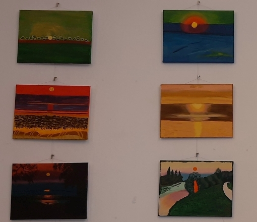 Obrazy prezentowane w Czytelni Pod Sowami na wystawie plastycznej uczestników Środowiskowego Domu Samopomocy na Żoliborzu wykonane na zajęciach arteterapii.