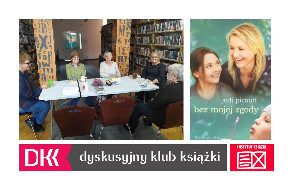 Zdjęcie uczestników spotkania DKK Seniorów, okładki książki Jodi Picoult "Bez mojej zgody" oraz logo Dyskusyjnego Klubu Książki.
