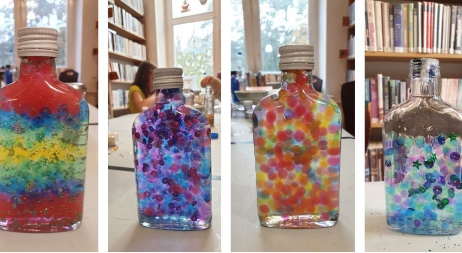 Kolaż prac uczestników warsztatów tworzenia szklanych butelek sensorycznych z wykorzystaniem kulek hydrożelowych, brokatu oraz cekinów