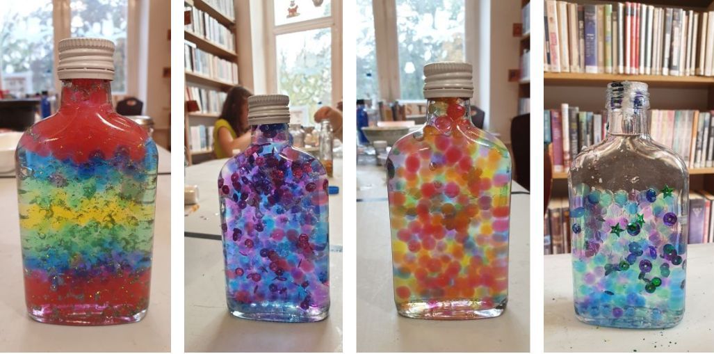 Kolaż prac uczestników warsztatów tworzenia szklanych butelek sensorycznych z  wykorzystaniem kulek hydrożelowych, brokatu oraz cekinów