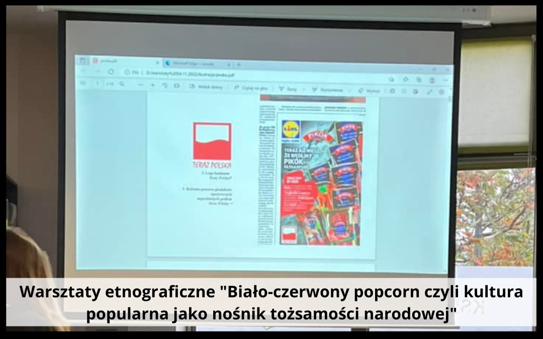 na ekranie rzutnika wyświetlany jest znak "teraz Polska" oraz kolorowy plakat, podpis pod zdjęciem "Warsztaty-etnograficzne Bialo-czerwony popcorn czyli kultura popularna jako nośnik tożsamości narodowej"