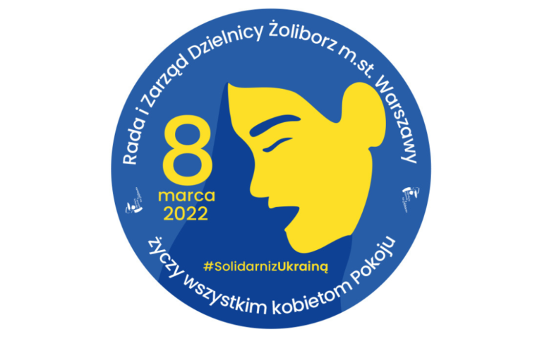 na okrągłym niebieskim tle żółty profil kobiety oraz żółty napis 8 marca 2022