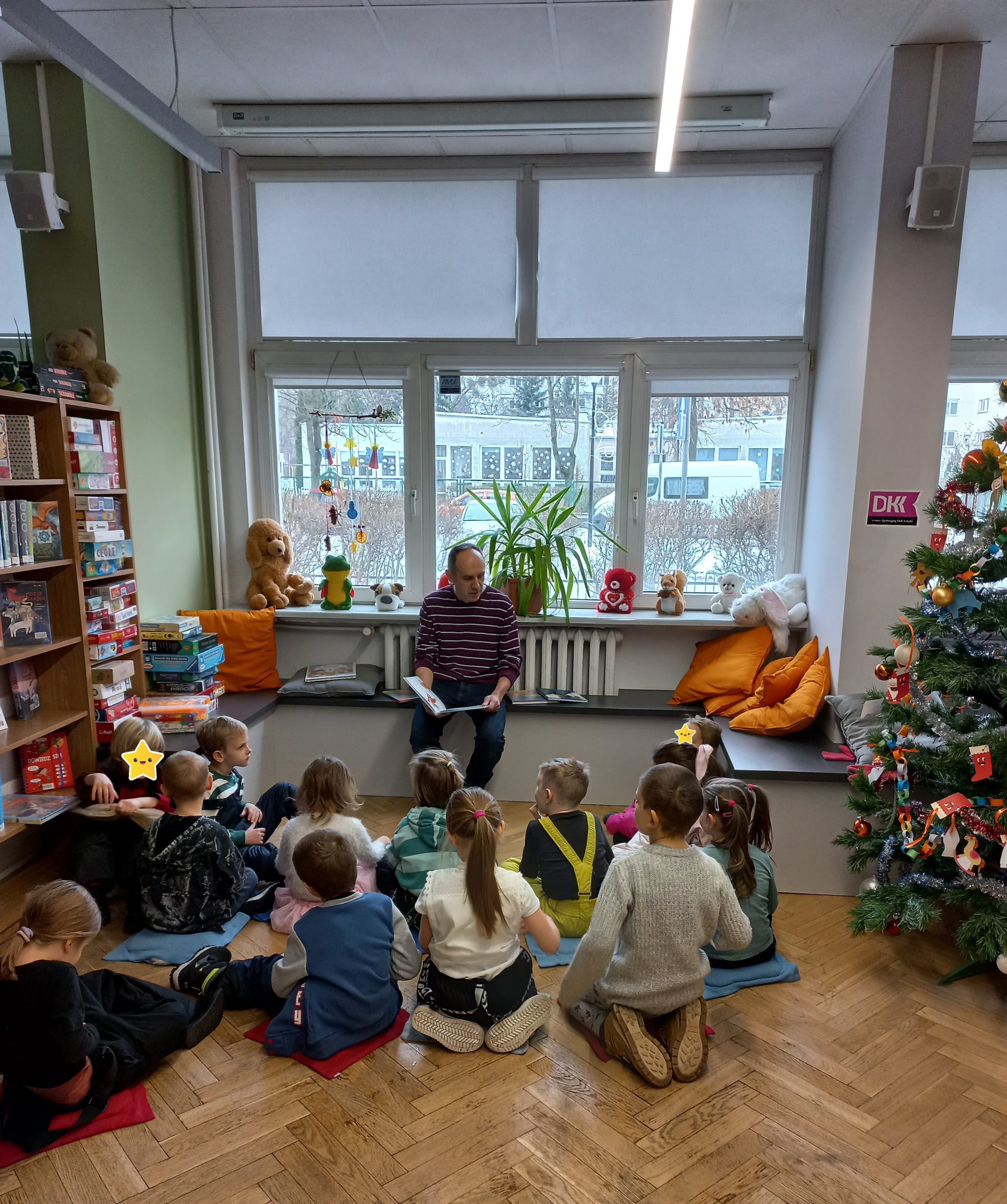 grafika wyróżniająca przedstawiająca dzieci, które słuchają czytanych wierszy Joanny Kulmowej