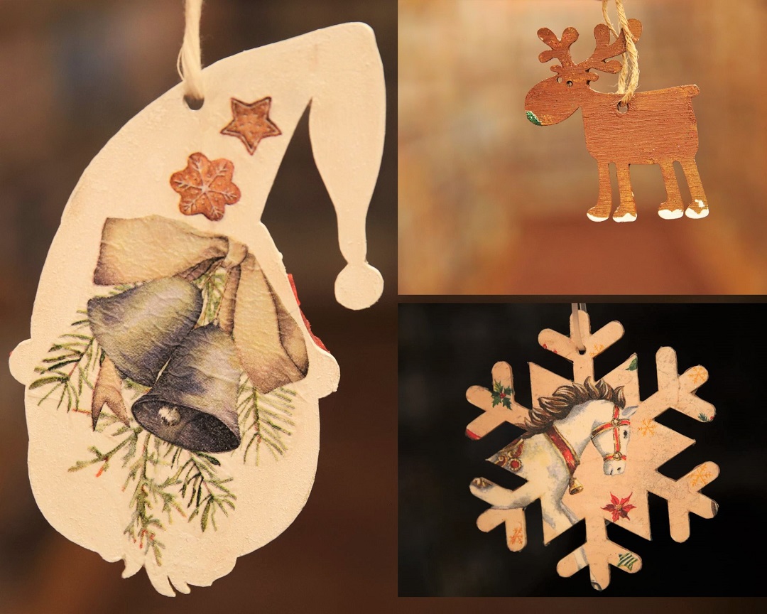 kolaż prac, dekory drewniane w różnych kształtach- czapka mikołaja, gwiazdka, renifer - ozdobione techniką decoupage