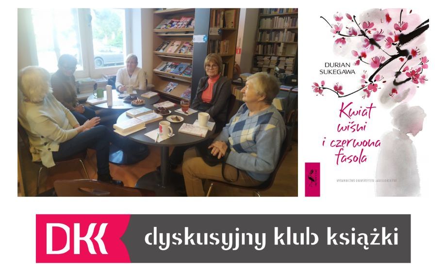 Zdjęcie uczestników spotkania DKK Seniorów, okładki książki "Kwiat wiśni i czerwona fasola" autorstwa Duriana Sukegawa oraz logo Dyskusyjnego Klubu Książki.
