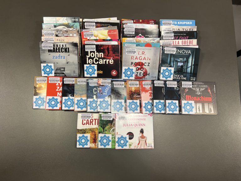 audiobooki ułożone na stole, widoczny na okładce niebieski znak budżetu obywatelskiego