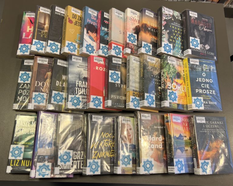 książki ułożone na stole, widoczny na okładce niebieski znak budżetu obywatelskiego