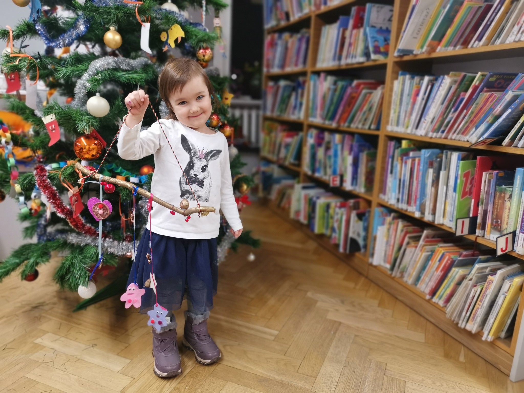 grafika wyróżniająca przedstawiająca uczestników warsztatów artystycznych w trakcie trwania zajęć