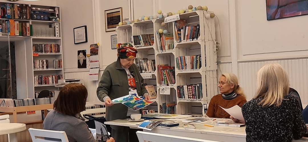 Na zdjęciu Pani Maria Osuchowska-Marcelletti prowadzi warsztaty malownia pastelami dla seniorów