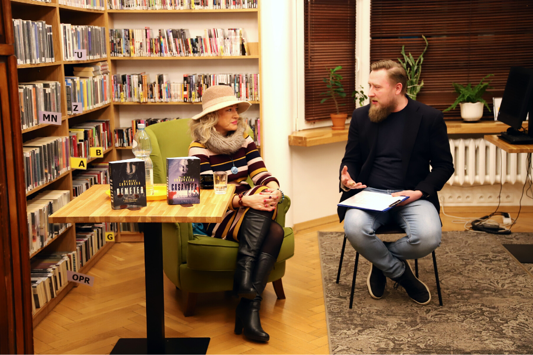 zdjecie przedstawia autorkę Malwinę Chojnacką oraz prowadzącego spotkanie Kamila Dzikowskiego na spotkaniu autorskim we wnętrzu wypożyczalni nr 16
