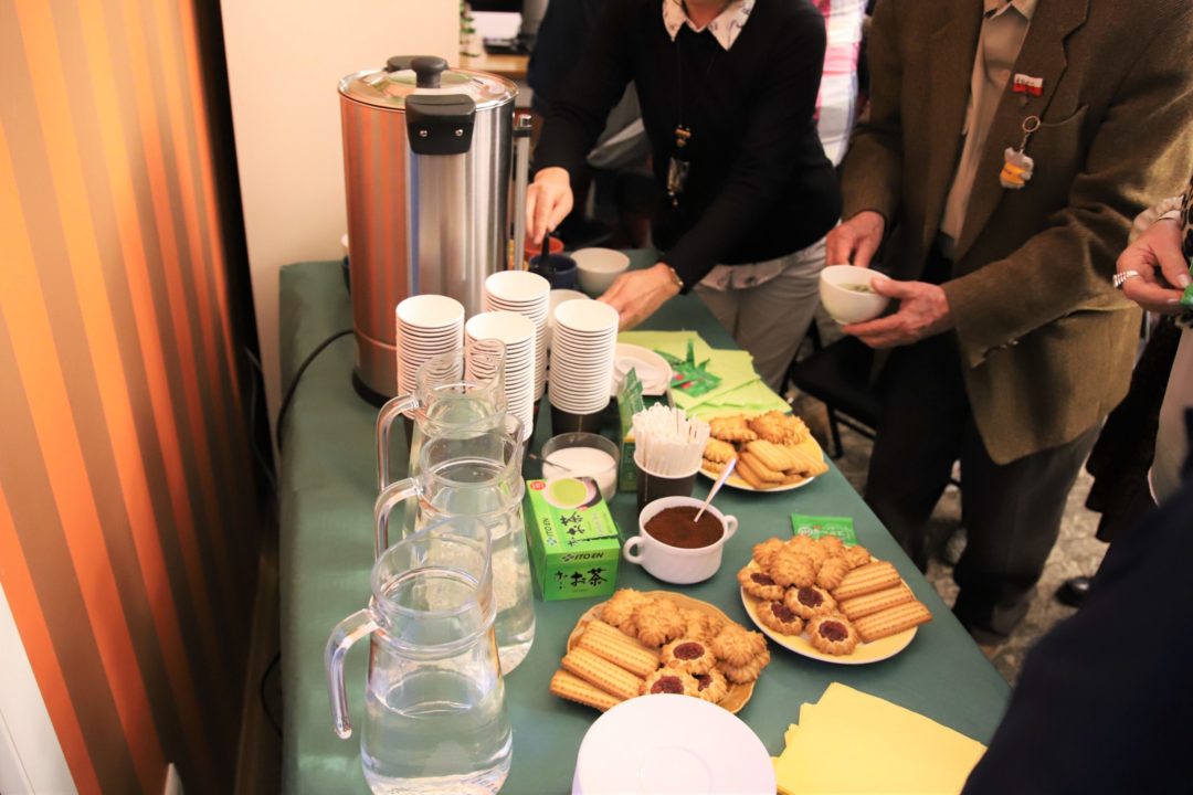 zdjęcie stołu z herbatą japońską i poczęstunkiem podczas spotkania autorskiego z Andrzejem Siedleckim i Riho Okagami-Siedlecką, zorganizowanego we wnętrzu Wypożyczalni nr 16