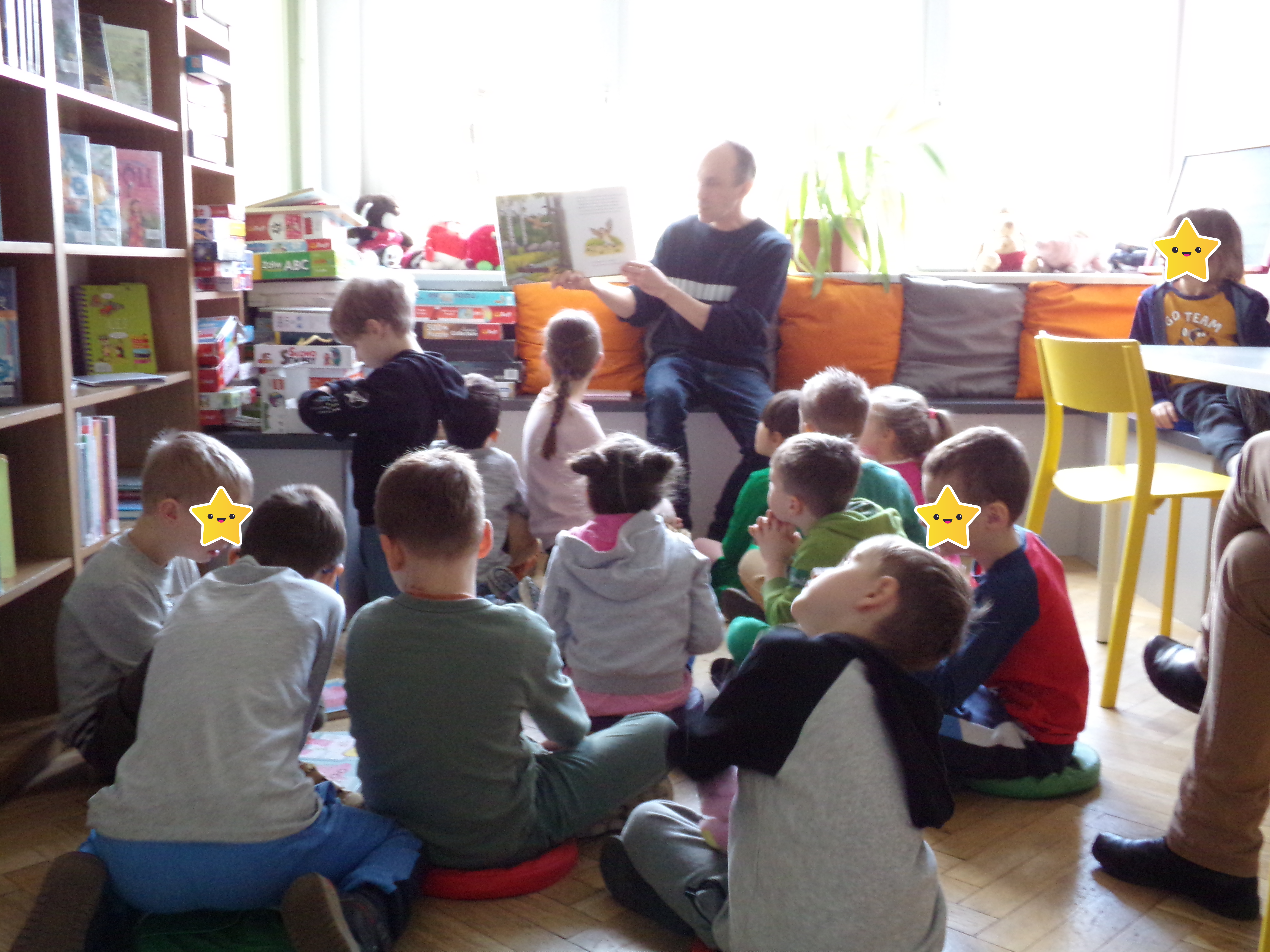 Grafika wyróżniająca przedstawiająca przedszkolaki podczas lekcji bibliotecznej