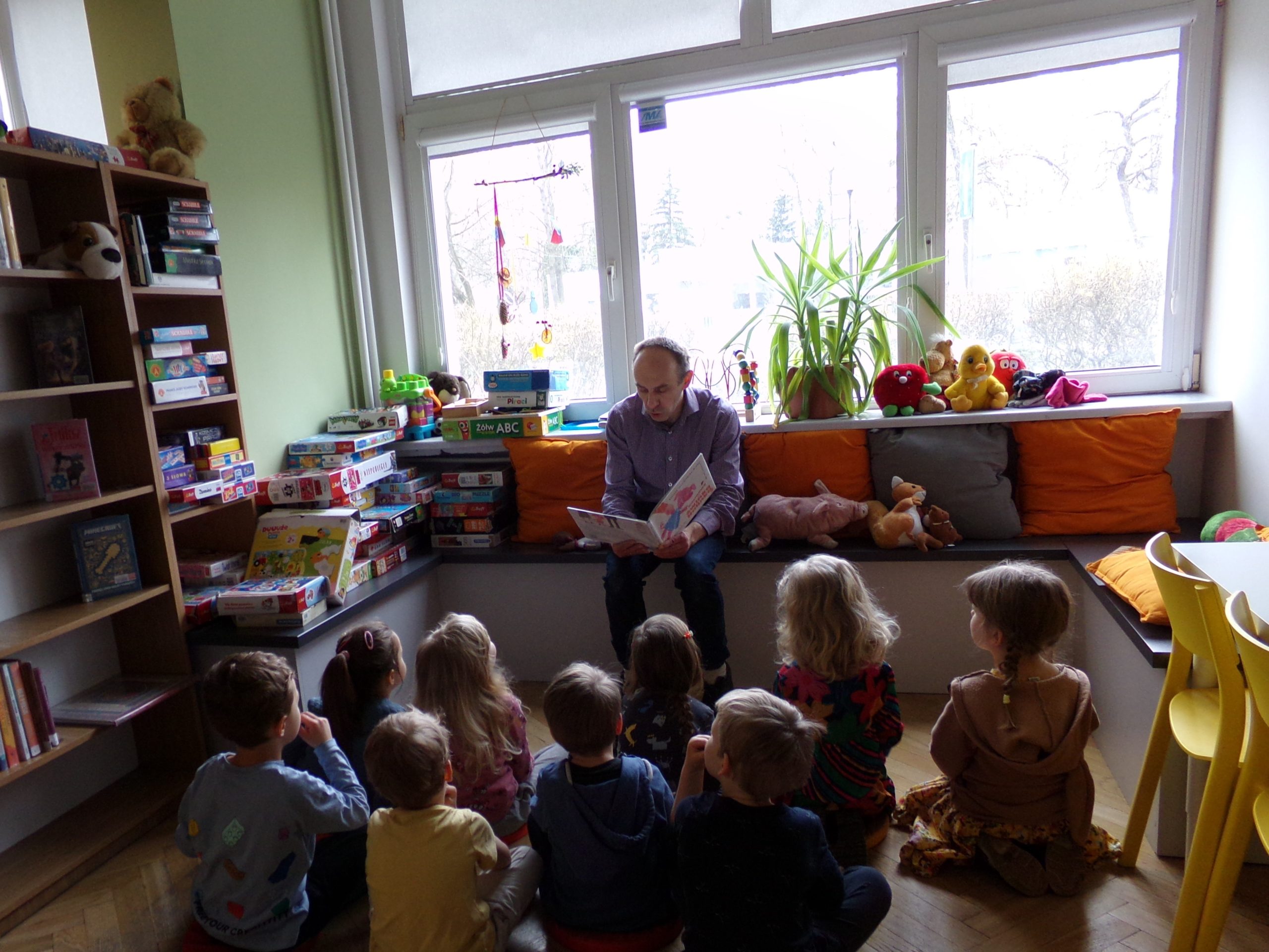 Grafika wyróżniająca przedstawiająca przedszkolaki podczas lekcji bibliotecznej
