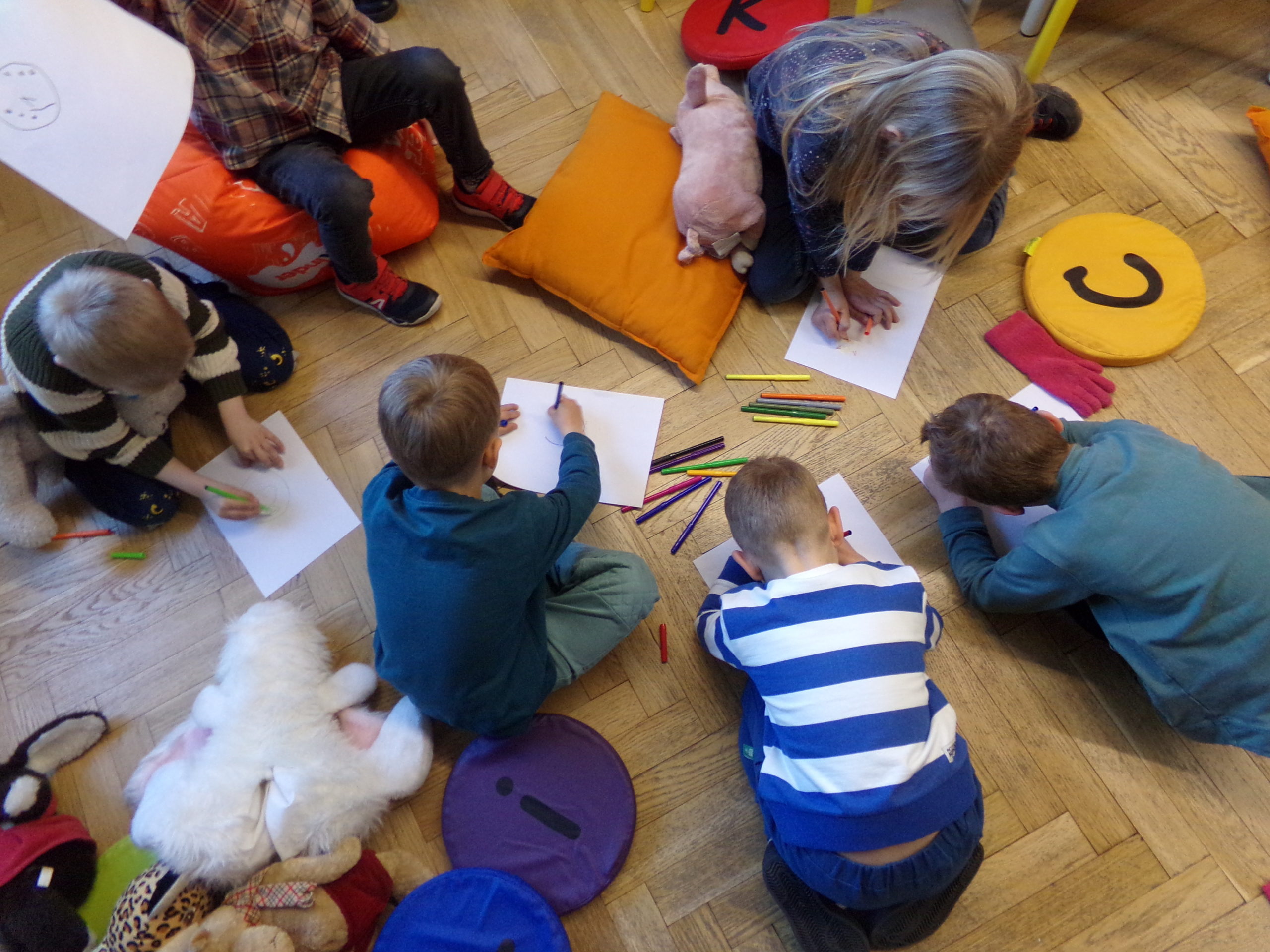 grafika przedstawiająca przedszkolaki wykonujące  prace bohaterów książkowych wykonane na spotkaniu z okazji XX Ogólnopolskiego Tygodnia Bibliotek