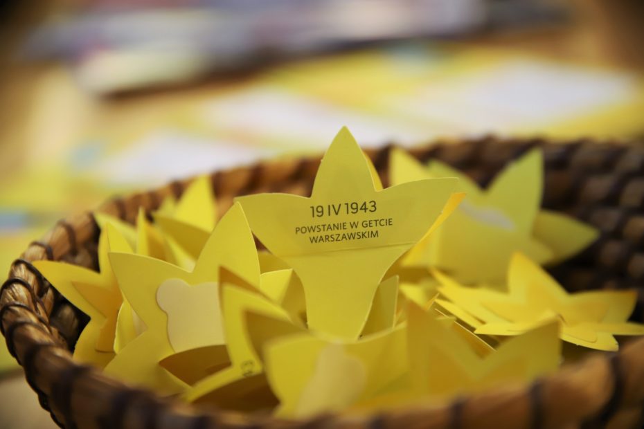 apierowe żółte żonkile przygotowane na akcję "Łączy nas pamięć"