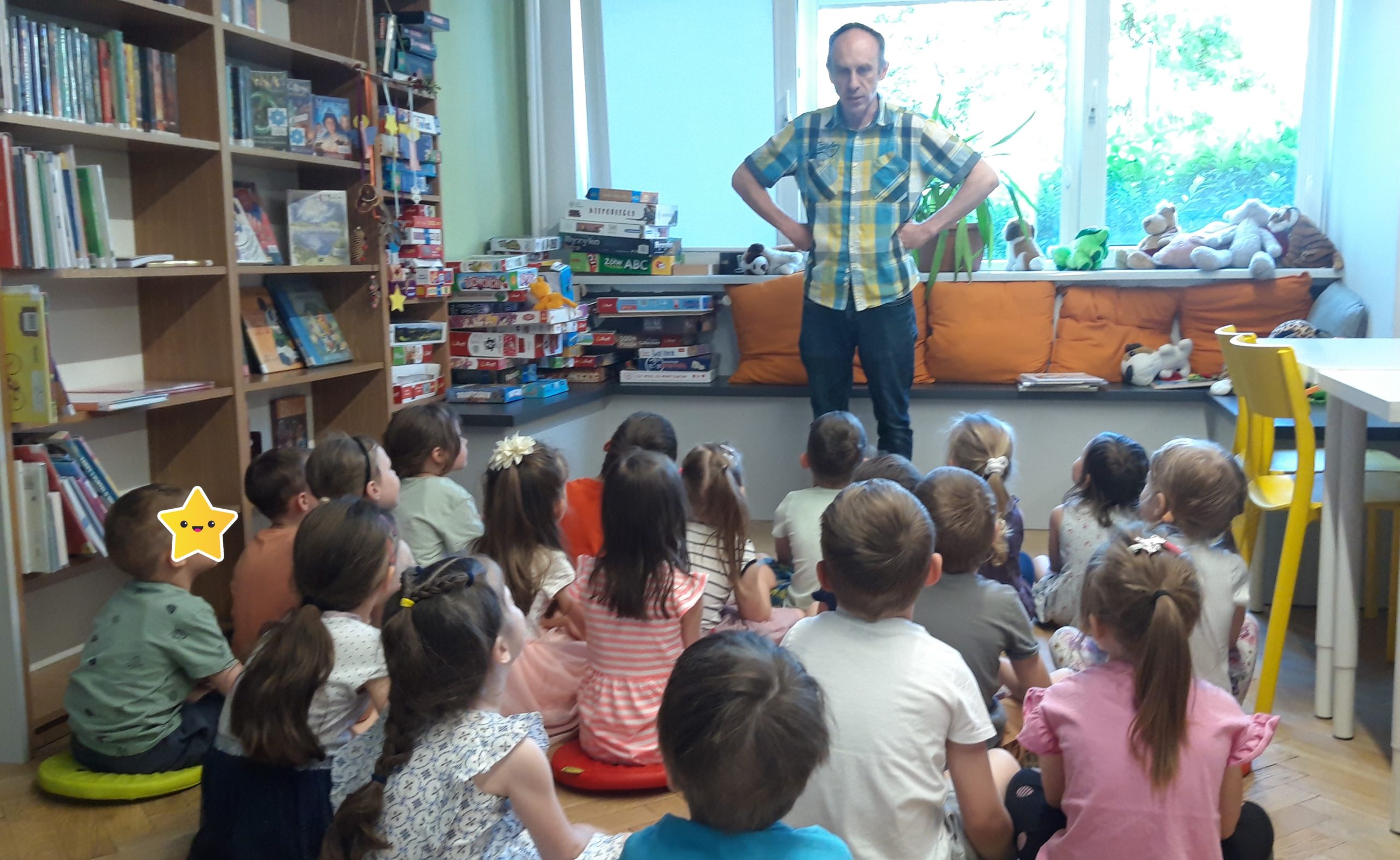 Bibliotekarz wprowadza słuchaczy w temat dotyczący biblioteki.