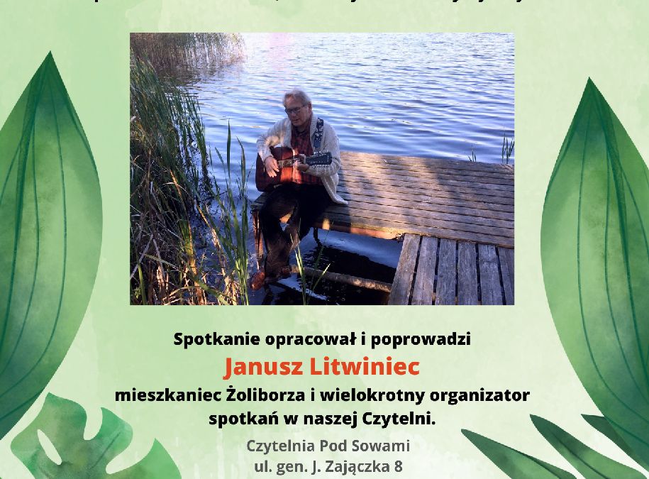 Zdjęcie przedstawia mężczyznę siedzącego na pomoście nad jeziorem i grającego na gitarze. Poniżej tekst spotkanie opracował i poprowadzi Janusz Litwiniec mieszkaniec Żoliborz i wielokrotny organizator spotkań w naszej czytelni. Czytelnia Pod Sowami ulica gen J Zajączka 8.