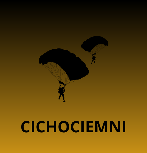 Na obrazku czarne kontury spadochroniarzy na cieniowanym brązowym tle oraz napis CICHOCIEMNI