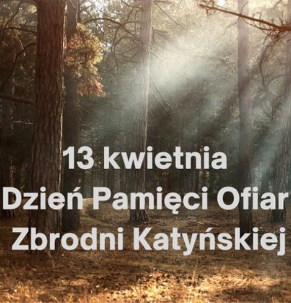 Obrazek przedstawia las oświetlony promieniami słońca. Na środku napis 13 kwietnia Dzień Pamięci Ofiar Zbrodni Katyńskiej