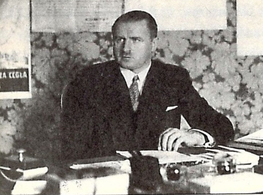 Na fotografii Stefan Starzyński siedzący przy biurku.