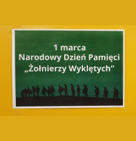 Na zdjęciu na żółtym tle plakat przypominający o obchodzonym w dniu 1 marca Dniu Pamięci Żołnierzy Wyklętych