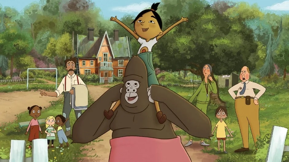 Kadr z filmu animowanego "Moja mama gorylica". Uśmiechnięta gorylica trzymająca na ramionach szczęśliwą dziewczynkę. W tle postacie dorosłych i dzieci oraz budynek sierocińca.