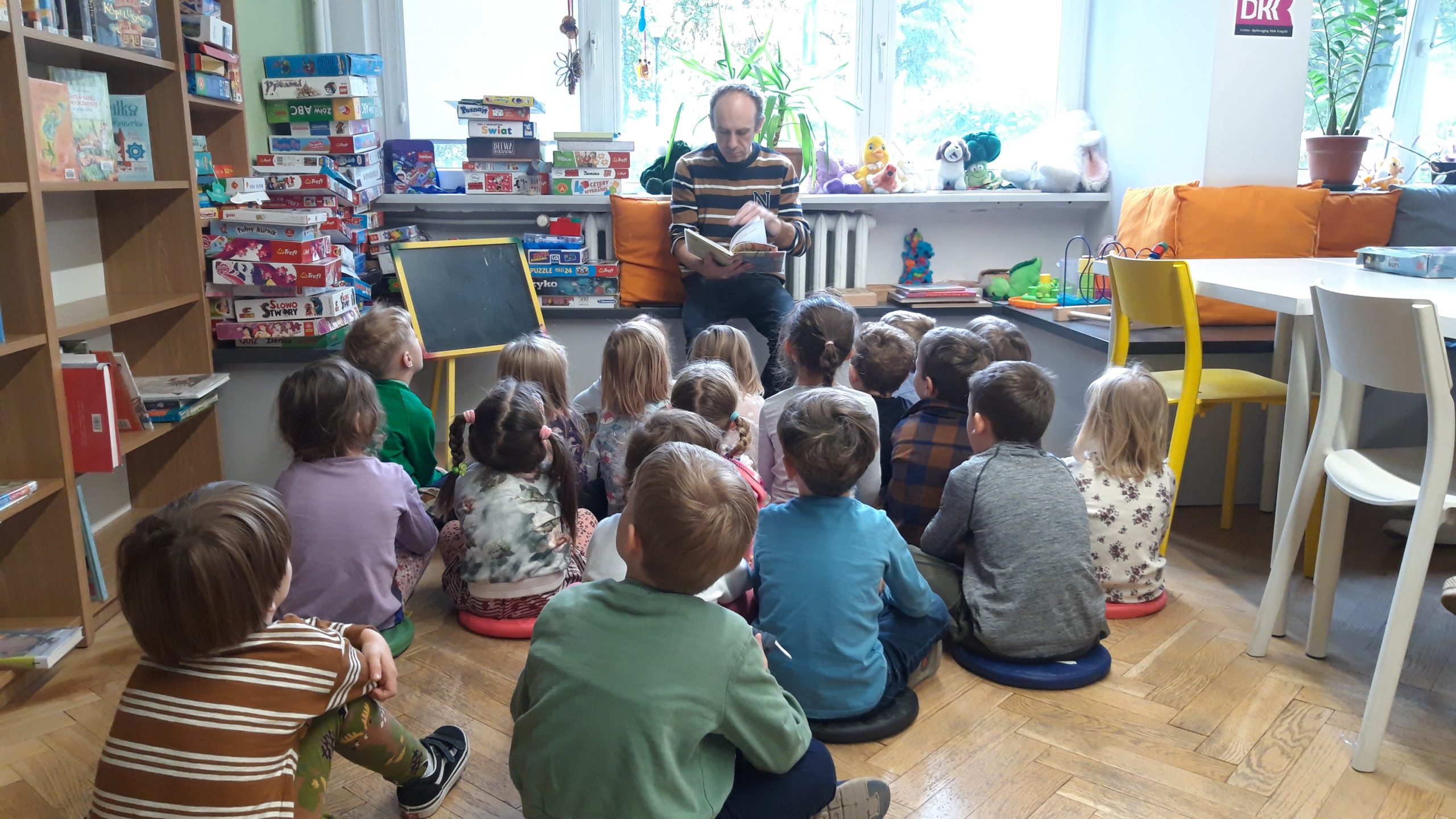 Przedszkolaki podczas słuchania jednego z opowiadań czytanych przez bibliotekarza.
