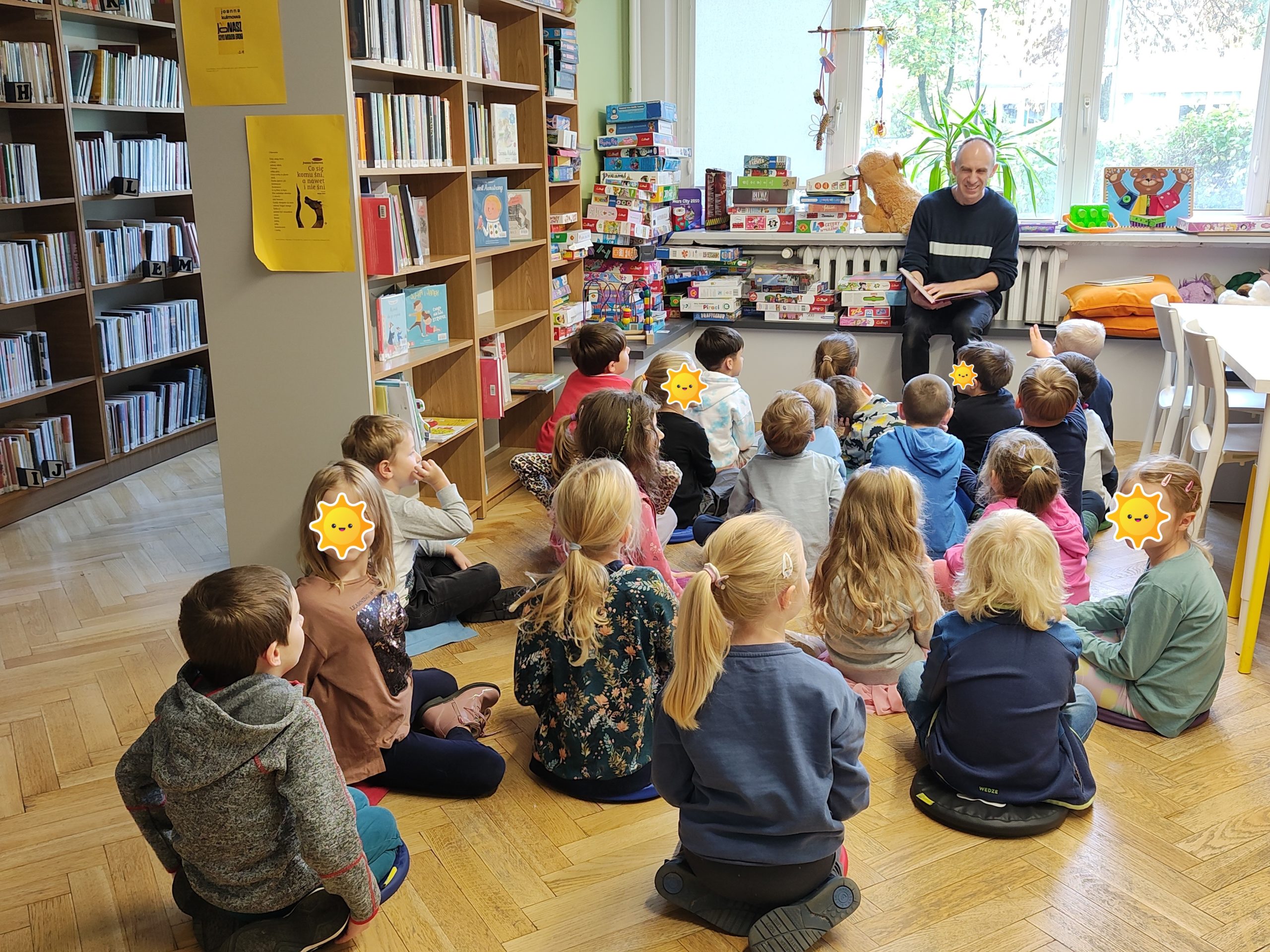 W trakcie czytania opowiadań zawsze wywiąże się jakaś ciekawa rozmowa. Dzieci podczas dyskusji o książkach i pracy w bibliotece.