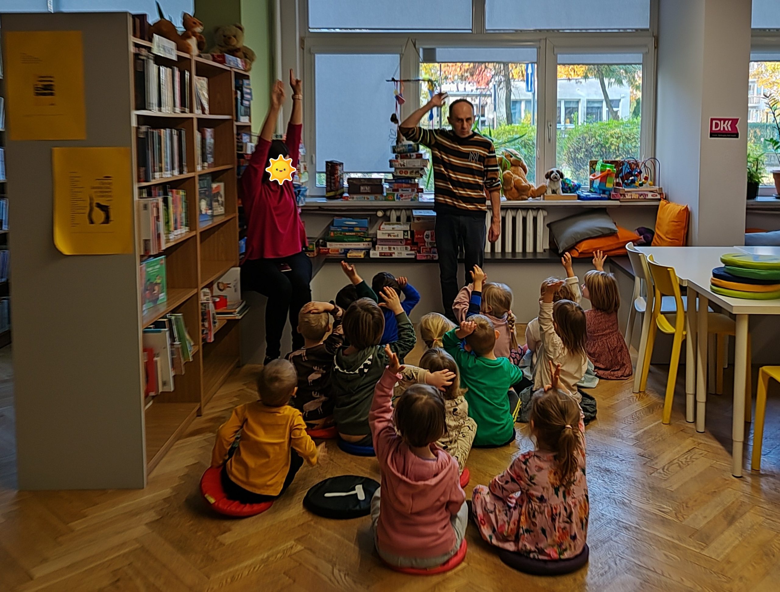 Dzieci aktywnie uczestniczą w rozmowie o książkach i bibliotece.