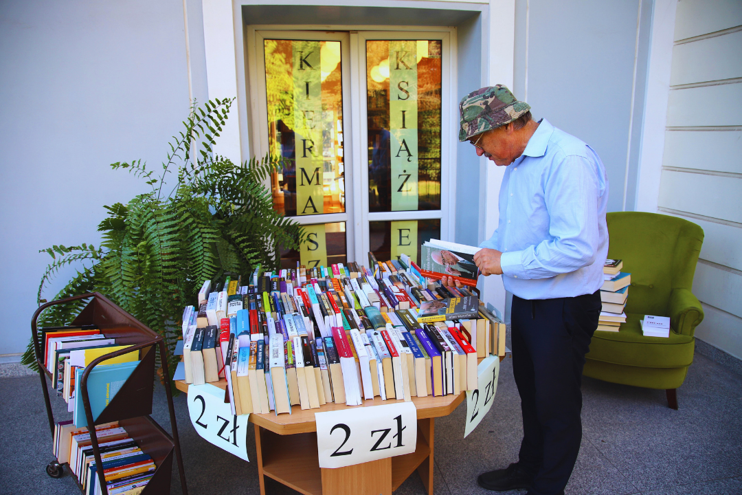 zdjęcie przedstawiające kiermasz książek zorganizowany podczas warszawskich dni seniora w roku 2023 w bibliotece na Żoliborzu