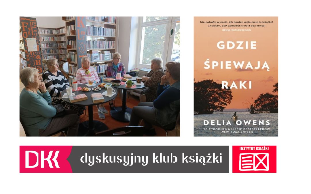 Zdjęcie uczestników spotkania Dyskusyjnego Klubu Książki Seniorów, okładki książki "Gdzie śpiewają raki" autorstwa Delii Owens oraz logo Dyskusyjnego Klubu Książki.