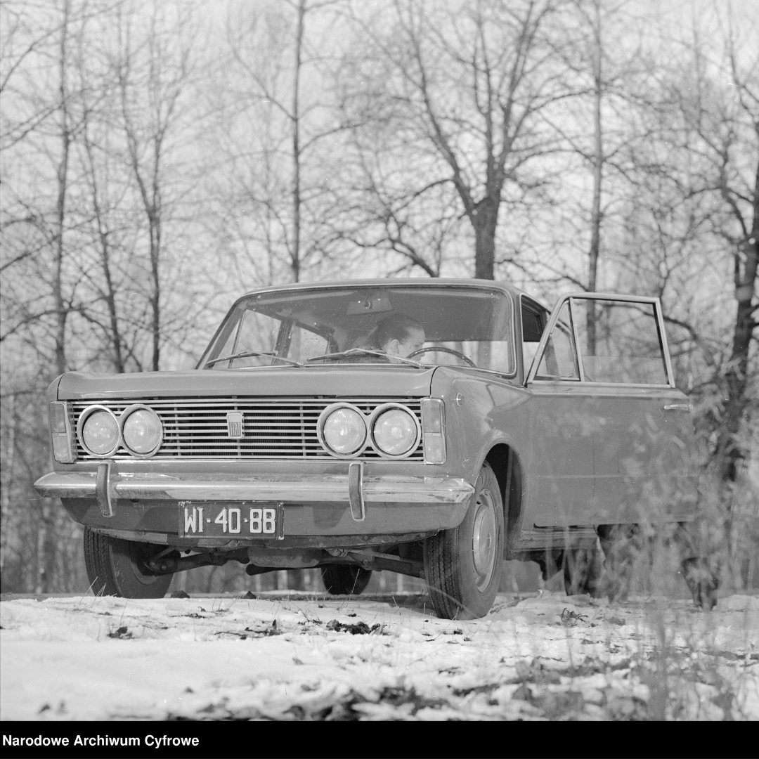 Fotografia z lutego 1968 roku, Samochód Fiat 125p na planie filmu Wszystko na sprzedaż oraz biały podpis u dołu strony na czarnym tle: Narodowe Archiwum Cyfrowe