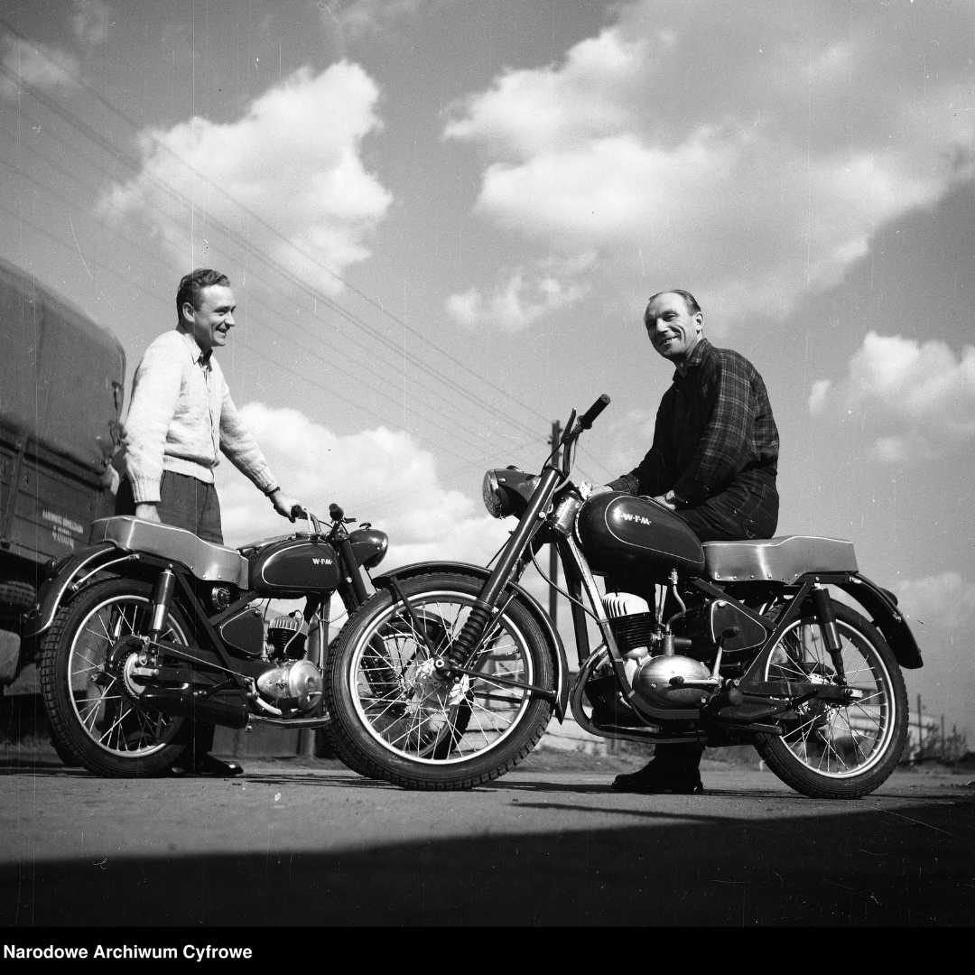 Fotografia Zbyszka Siemaszko, lata 1954-1965, Mężczyźni przy motocyklach WFM-125 M06 oraz biały podpis u dołu strony na czarnym tle: Narodowe Archiwum Cyfrowe