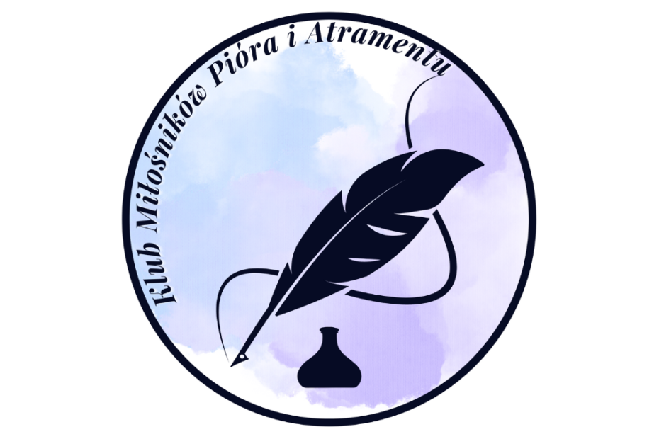 logo klubu miłośników pióra i atramentu, na niebiesko fioletowym tle granatowa grafika przedstawiająca gęsie pióro i kałamarz, do o koła napis "Klub Miłośników Pióra i Atramentu"