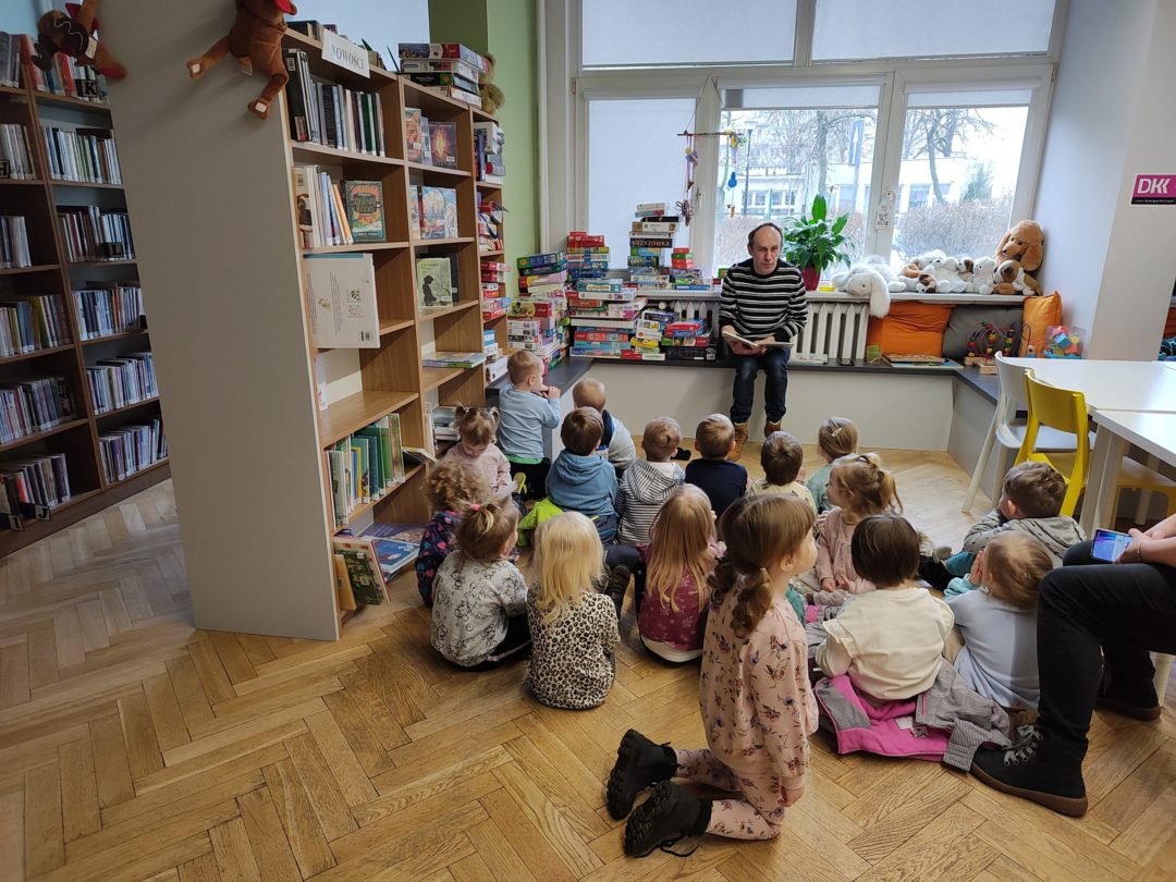 grafika wyróżniająca przedstawiająca dzieci podczas spotkania w bibliotece.