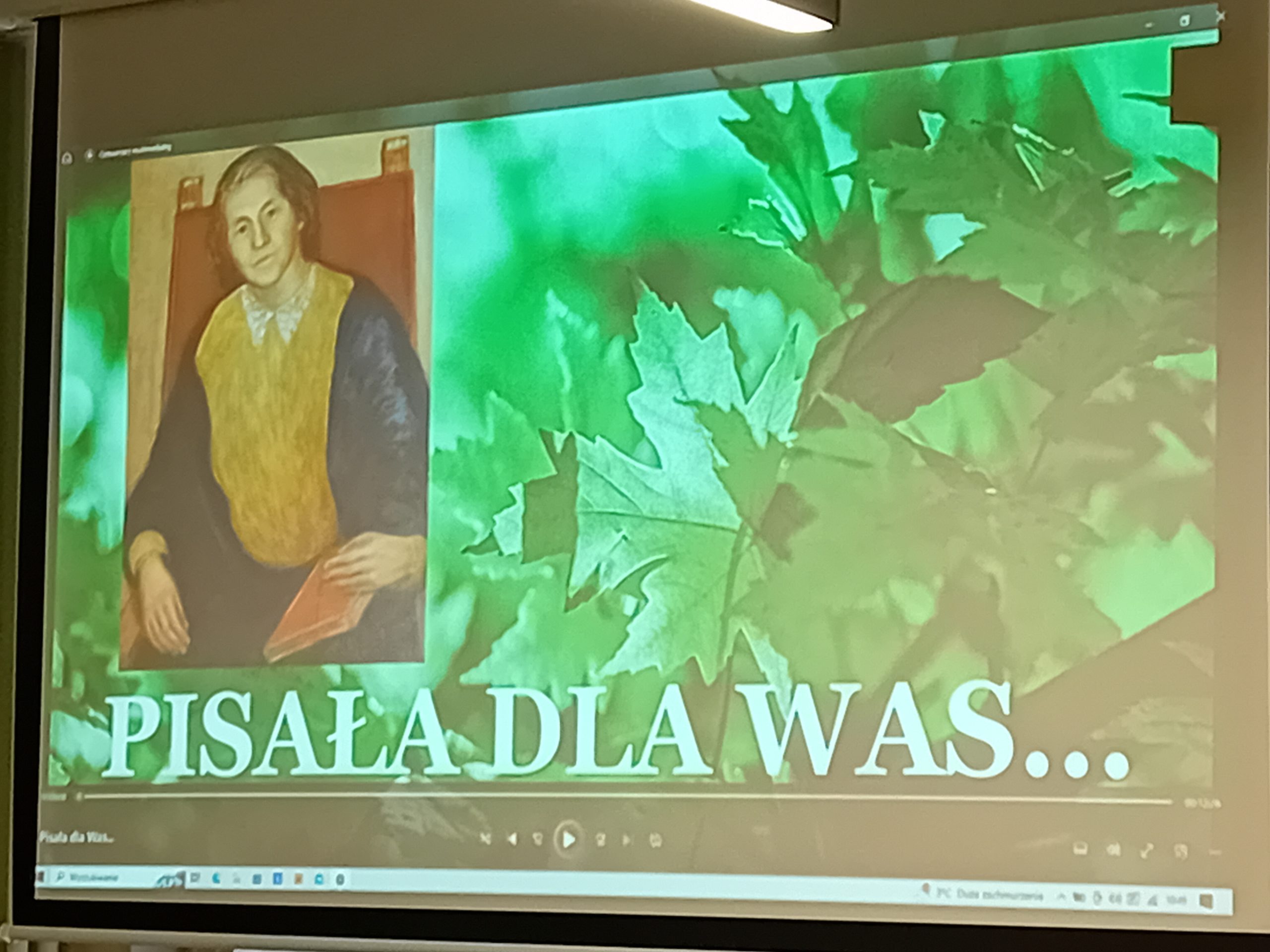 grafika wyróżniająca przedstawiająca na ekranie początek filmiku o Marii Kownackiej. Na Ekranie widnieje zdjęcie autorki na tle zielonych liści.