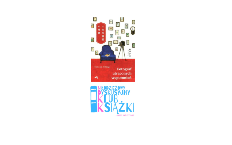 grafika wyróżniająca przedstawiająca okładkę książki Sanaki Hiragai "Fotograf utraconych wspomnień". Pod okładką znajduje się różowo-niebieskie logo Młodzieżowego Dyskusyjnego Klubu Książki.