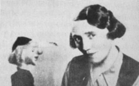 obrazek wyróżniający - czarnobiała fotografia Marii Kownackiej z lalką
