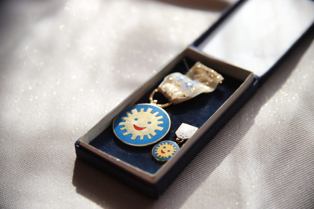 zdjęcie z wnętrza Muzeum Książki Dziecięcej lub inaczej Izby Pamięci Marii Kownackiej, która mieści się na warszawskim Żoliborzu przy ulicy Słowackiego 5/13 m. 74. zdjęcie medalu order uśmiechu