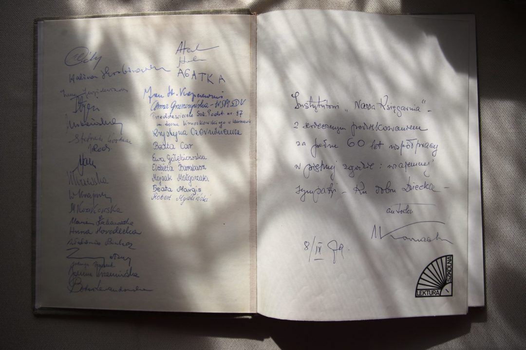 zdjęcie z wnętrza Muzeum Książki Dziecięcej lub inaczej Izby Pamięci Marii Kownackiej, która mieści się na warszawskim Żoliborzu przy ulicy Słowackiego 5/13 m. 74. księga gości izby pamięci marii kownackiej z nieczytelnymi wpisami odwiedzających.