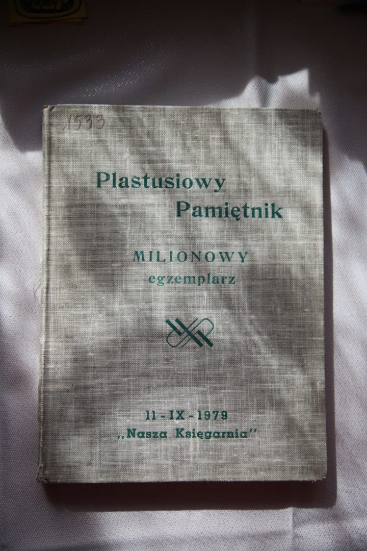 zdjęcie z wnętrza Muzeum Książki Dziecięcej lub inaczej Izby Pamięci Marii Kownackiej, która mieści się na warszawskim Żoliborzu przy ulicy Słowackiego 5/13 m. 74. zdjęcie okładki milionowego egzemplarza plastusiowego pamiętnika. napisy: plastusiowy pamiętnik milionowy egzemplarz 11- IX - 1979 Nasza Księgarnia