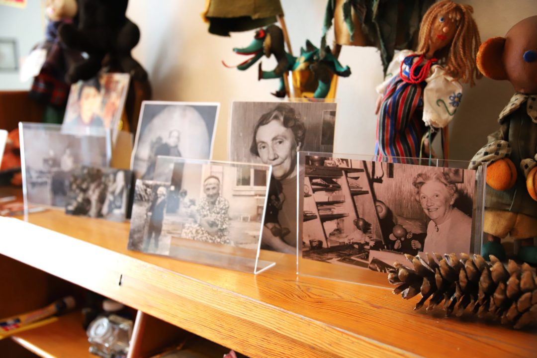 zdjęcie z wnętrza Muzeum Książki Dziecięcej lub inaczej Izby Pamięci Marii Kownackiej, która mieści się na warszawskim Żoliborzu przy ulicy Słowackiego 5/13 m. 74. zdjęcie półki z różnymi fotografiami przedstawiającymi marię kownacką