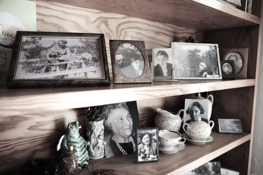 zdjęcie z wnętrza Muzeum Książki Dziecięcej lub inaczej Izby Pamięci Marii Kownackiej, która mieści się na warszawskim Żoliborzu przy ulicy Słowackiego 5/13 m. 74. zdjęcie półek z różnymi fotografiami przedstawiającymi marię kownacką