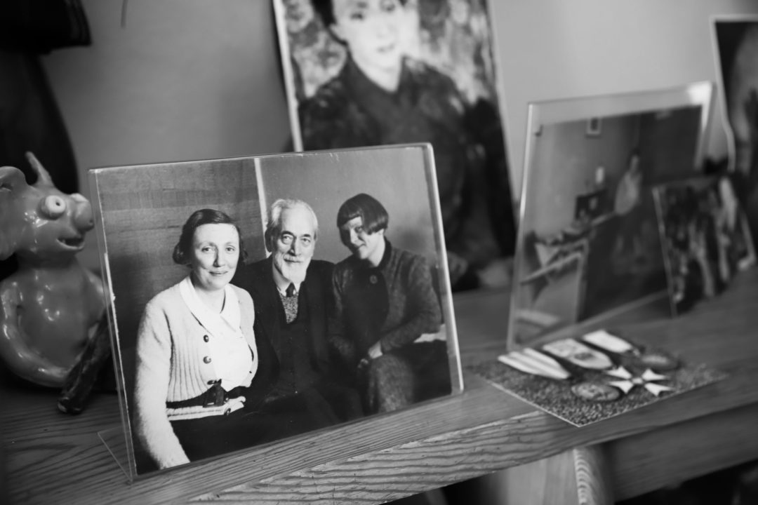 zdjęcie z wnętrza Muzeum Książki Dziecięcej lub inaczej Izby Pamięci Marii Kownackiej, która mieści się na warszawskim Żoliborzu przy ulicy Słowackiego 5/13 m. 74. zdjęcie półki z czarnobiałą fotografią marii kownackiej oraz stanisława stempowskiego i marii dąbrowskiej