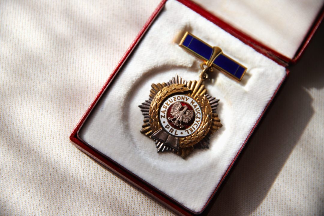 zdjęcie z wnętrza Muzeum Książki Dziecięcej lub inaczej Izby Pamięci Marii Kownackiej, która mieści się na warszawskim Żoliborzu przy ulicy Słowackiego 5/13 m. 74. zdjęcie medalu zasłużony nauczyciel prl