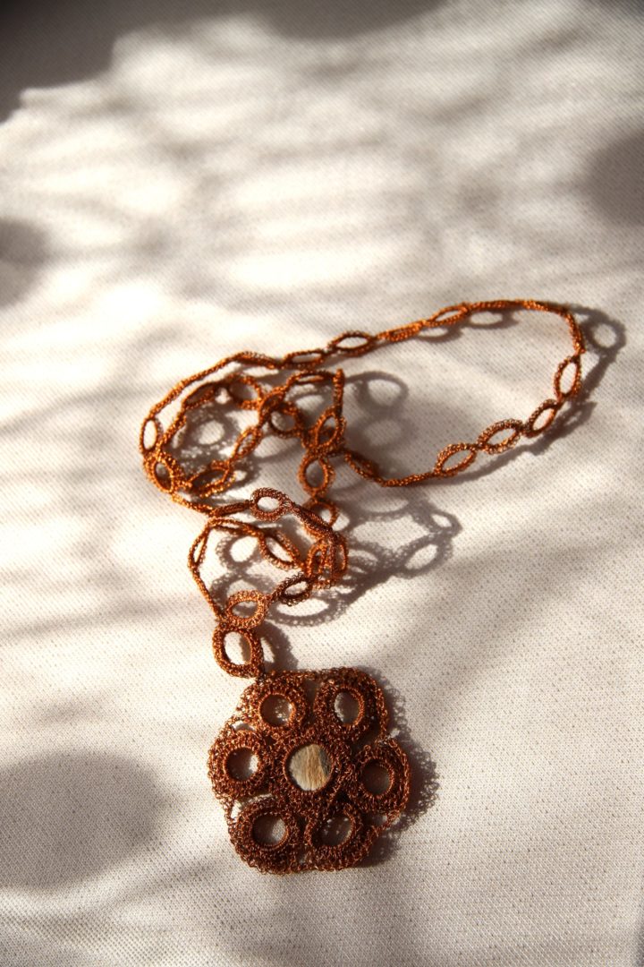 zdjęcie z wnętrza Muzeum Książki Dziecięcej lub inaczej Izby Pamięci Marii Kownackiej, która mieści się na warszawskim Żoliborzu przy ulicy Słowackiego 5/13 m. 74. zdjęcie ręcznie robionej biżuterii - medalionu przez marię kownacką