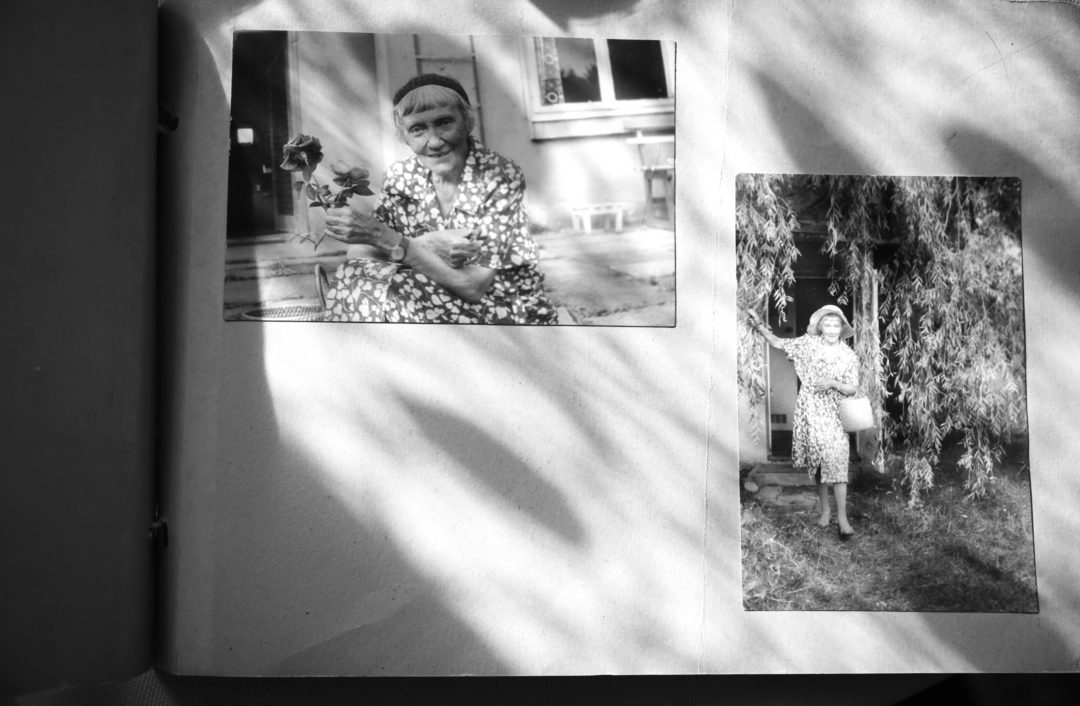 zdjęcie z wnętrza Muzeum Książki Dziecięcej lub inaczej Izby Pamięci Marii Kownackiej, która mieści się na warszawskim Żoliborzu przy ulicy Słowackiego 5/13 m. 74. zdjęcie z albumu marii kownackiej z fotografiami z marią kownacką